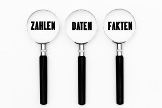 Foto: Lupen mit Schriftzug Zahlen, Daten und Fakten darunter